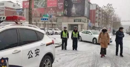 强降雪致长春交通拥堵严重 交警支队启动恶劣天气三级预案