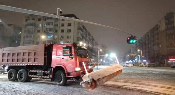 齐齐哈尔积雪达20厘米以上 3000名环卫工人街头除雪