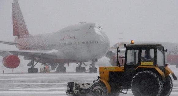 俄罗斯滨海边疆区遭暴雪侵袭 几十个航班延误巴士停运