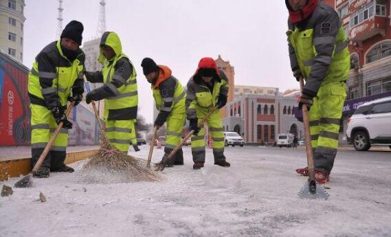 齐齐哈尔积雪达20厘米以上 3000名环卫工人街头除雪