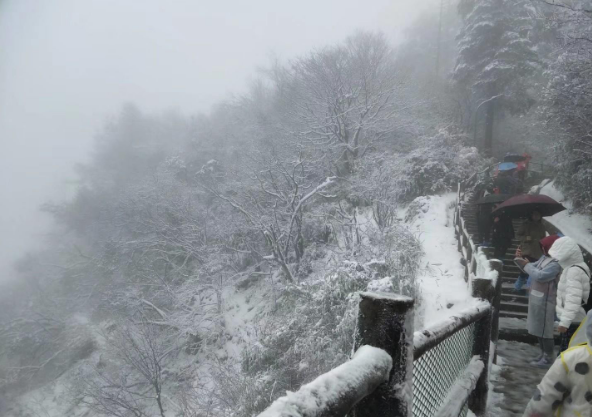 峨眉山2019第一场雪雪景实拍 峨眉山第一场雪值得去看吗？