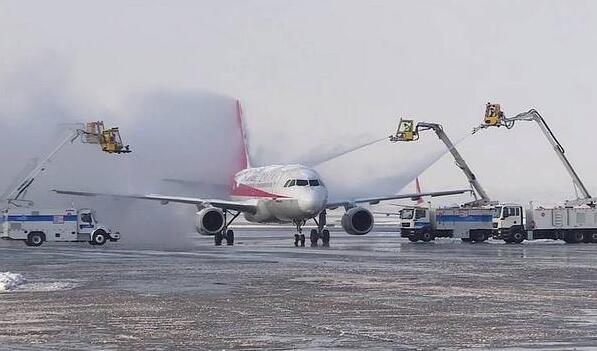 乌鲁木齐迎来今冬第一场大雪 机场142架次航班取消