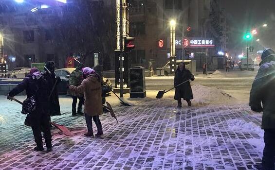 受强降雪影响 哈尔滨太平机场航班大面积延误