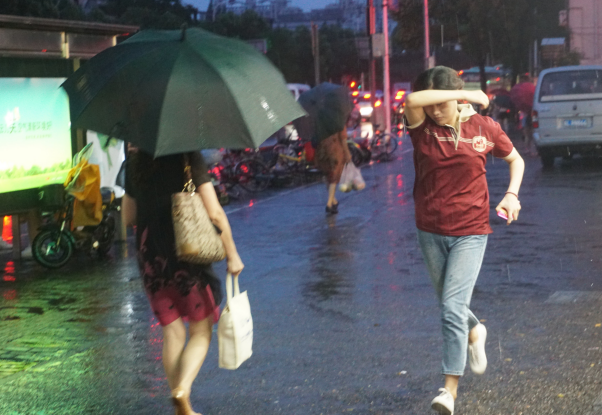 中央气象台10时发布台风蓝色预警：海鸥今日登陆影响我国台湾及沿海城市