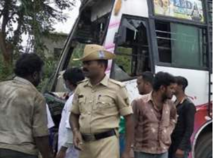 印度公交货车相撞酿成14死惨剧 公交车车头被撞变形