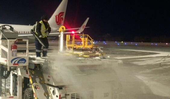 长春机场启动除冰雪预案 降雪导致55架次航班取消