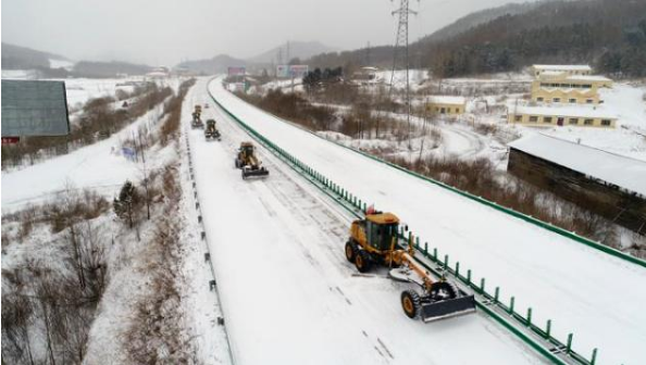 黑龙江高速封闭36小时以上 2000人次昼夜不停清雪