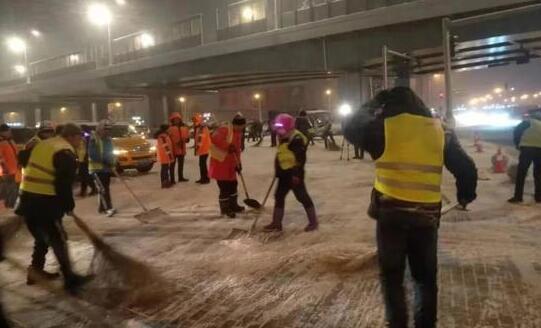 降雪致黑龙江高速封闭超36小时 2000多人出动昼夜除雪