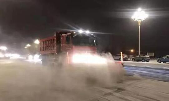 降雪致黑龙江高速封闭超36小时 2000多人出动昼夜除雪