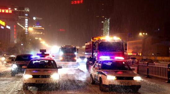 黑龙江各市区道路积雪严重 省公安出动19967人上街扫雪