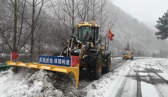 宝鸡积雪致多条高速管制 市交管局开展除雪融冰作业