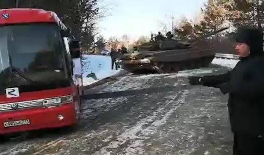 低温致湖北部分高速路面结冰 交管局准备100余吨融雪剂备战