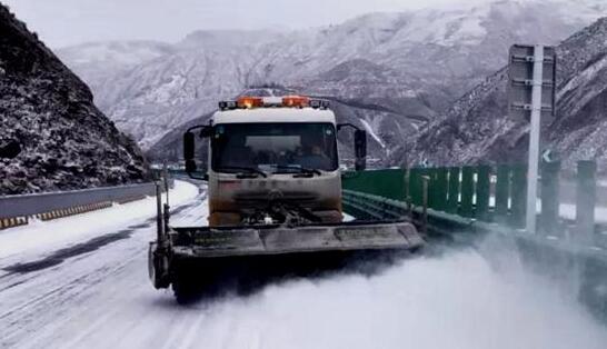 甘肃迎新一轮降雪天气 临夏甘南等地道路结冰严重