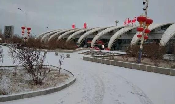 新疆哈密迎来强降雪天气 白天气温-7℃需添衣保暖