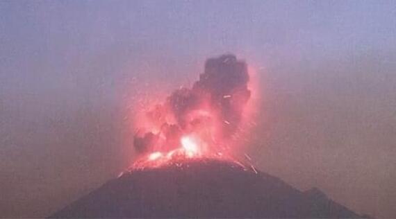 墨西哥波波卡特佩特火山喷发 岩浆喷涌而出场面壮观