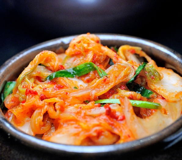 朝鲜族腌辣白菜就像过节 自带韩语功能还自带泡菜功能