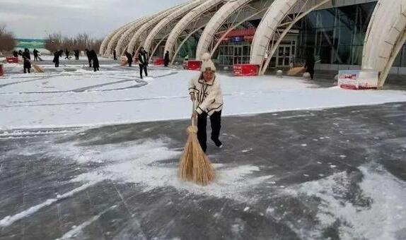 新疆哈密迎来强降雪天气 白天气温-7℃需添衣保暖