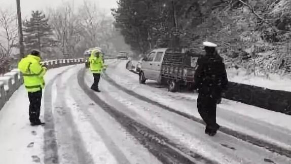 安徽六安迎今冬第一场降雪 交警部门启动恶劣天气应急预案