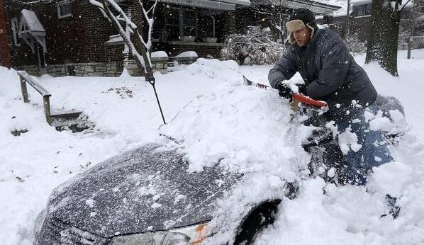 美国丹佛遭遇暴风雪袭击 境内3366架航班延误