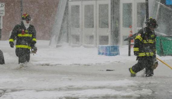 美国感恩节遭遇暴风雪袭击 丹佛国际机场数百架航班取消