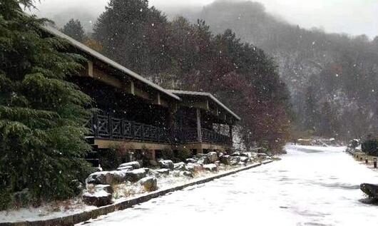 安徽六安迎今冬第一场降雪 交警部门启动恶劣天气应急预案