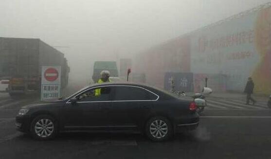 安徽多地出现大雾天气 部分路段实施交通管制