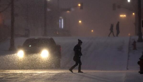 美国洛杉矶连降大雪 当地4200户停电部分交通中断