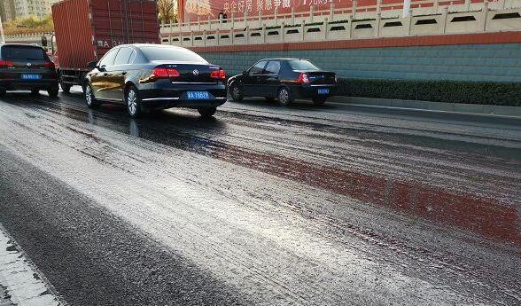 雨雪致青岛出现道路积雪 市交警发布易结冰团雾多发路段
