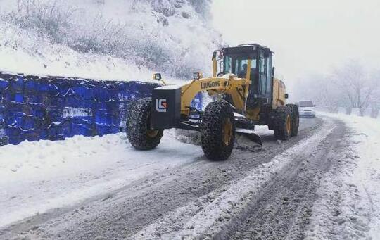 陕西降雪致道路出现结冰 西安公路局紧急开展除雪工作