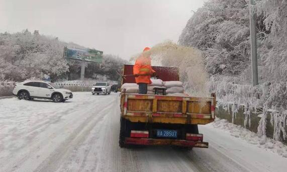 陕西降雪致道路出现结冰 西安公路局紧急开展除雪工作