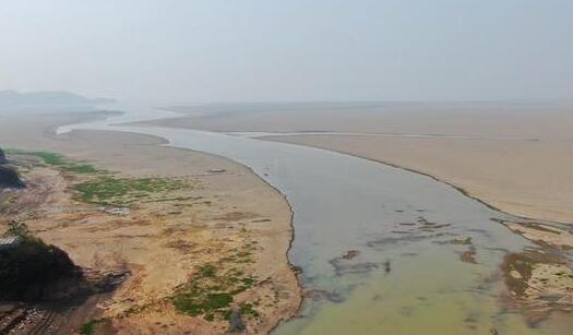 干旱致鄱阳湖出现极枯水位 预计未来将继续消退