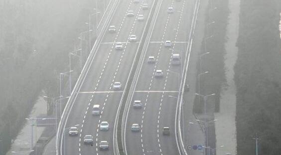 武汉大雾发生两起追尾事故 消防提醒司机雾天谨慎驾驶
