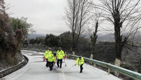 受低温雨雪影响 贵州六盘市部门路段交通管制