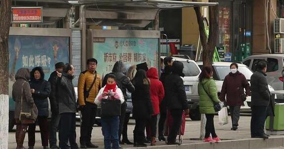 冷空气持续影响北京城 气温跌至2℃市民羽绒服出行