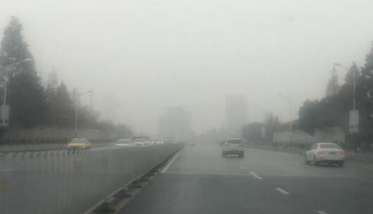 江苏发布重污染天气黄色预警 多地气温骤降5℃-7℃