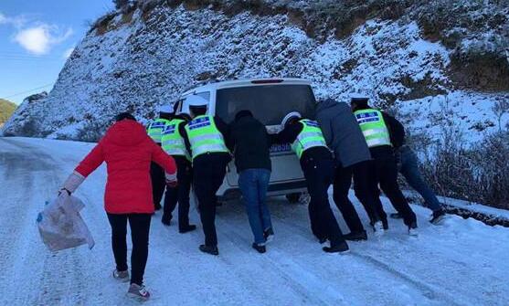 云南昭通多条道路积雪结冰 交警加强道路巡逻保出行