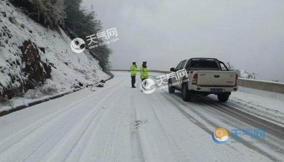 四川部分路段出现道路结冰 国道108线拖乌山路段交通中断