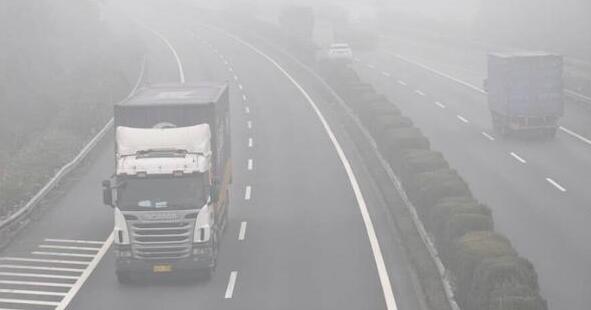 今晨四川多条高速因大雾封闭 司机们注意合理安排出行