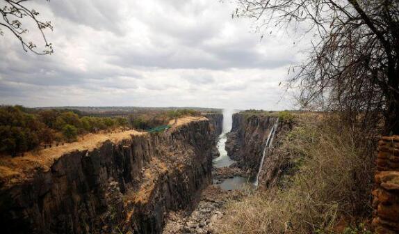 非洲南部遭遇毁灭性的干旱 维多利亚瀑布干涸见底