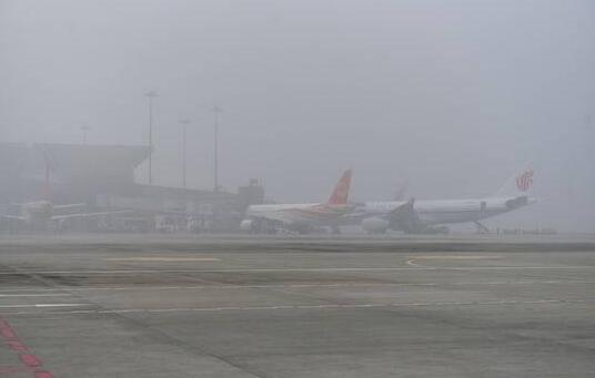 成都双流机场遭遇大雾袭击 已造成105个出港航班积压