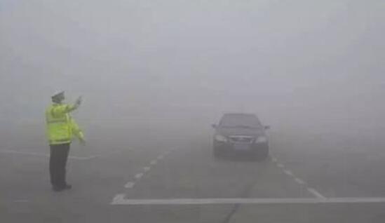 昨天北京城大雾弥漫 京津大广等多条高速封闭