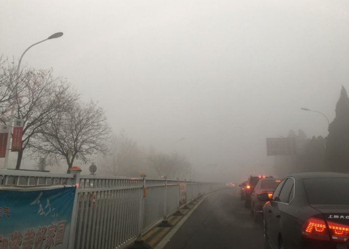 山东持续发布大雾红色预警：青岛潍坊等8市能见度低于50米