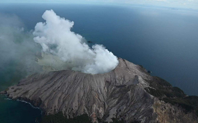 新西兰火山喷发引发刑事调查 上个月就发预警却仍有游客进入火山岛