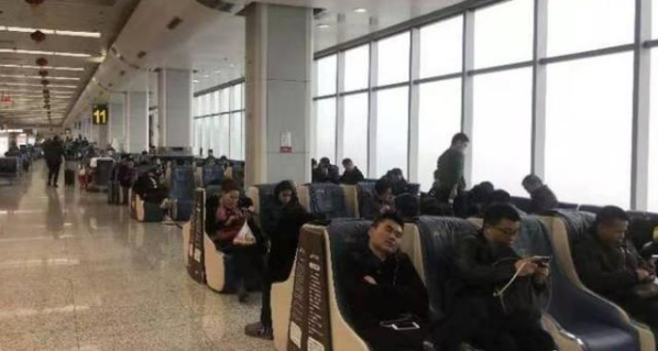 能见度太低乌鲁木齐和济南机场大面积延误 超2000人滞留机场