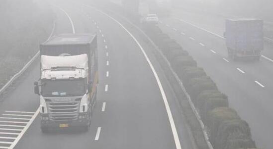 今晨重庆多条高速因大雾管制 局地气温最高仅有16℃