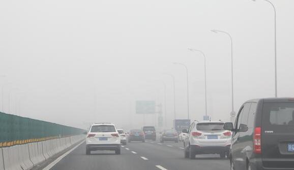 北京持续大雾黄色预警 多条高速采取封闭措施