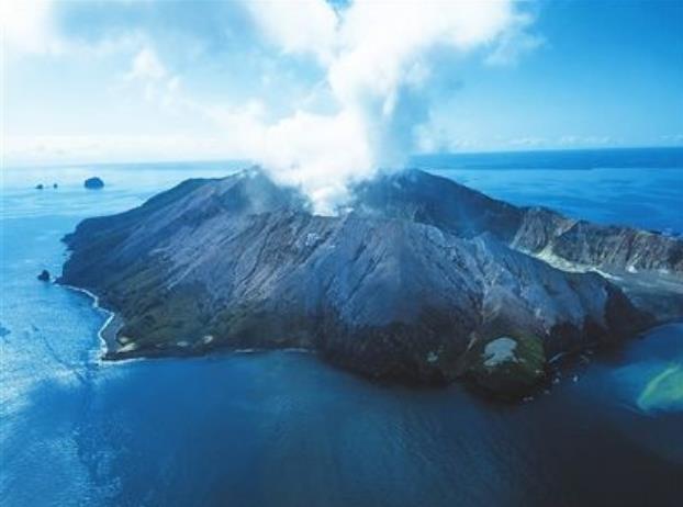 新西兰火山喷发致游客死亡原因揭秘 警报发出为何还能登岛？