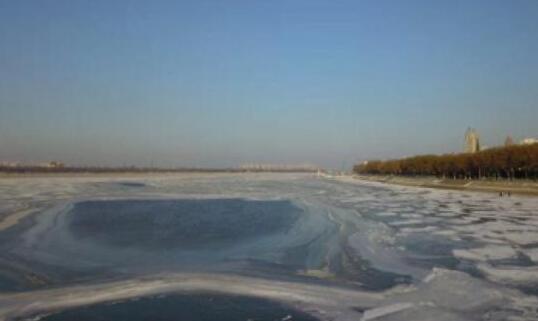 受低温天气影响 黑龙江主要江河全部封冻