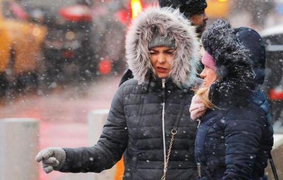 美国纽约迎大范围强降雪 政府提醒民众外出注意交通安全