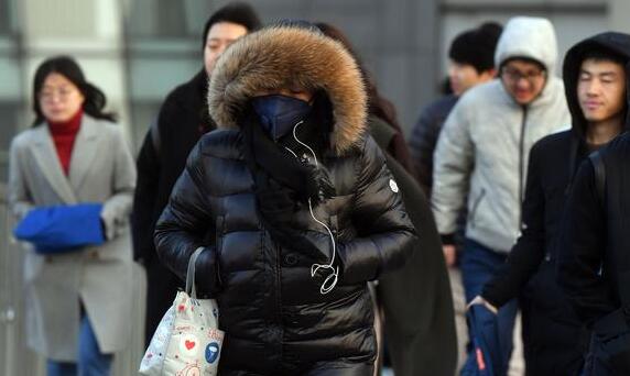 今日北京城依旧蓝天白云 气温跌至5℃体感比较寒冷
